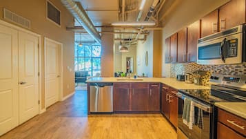 Réfrigérateur, micro-ondes, four, plaque de cuisson