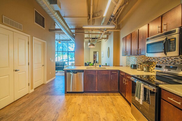 Fridge, microwave, oven, stovetop - Stylish Tempe ASU Stay  | Pool, Gym, Parking, W/D (Tempe)