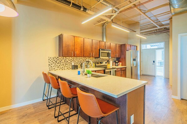 Kjøleskap, mikrobølgeovn, ovn og kokeplater