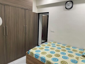 2 bedrooms, iron/ironing board, WiFi