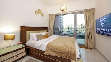 Espacio para trabajar con laptop y tabla de planchar con plancha