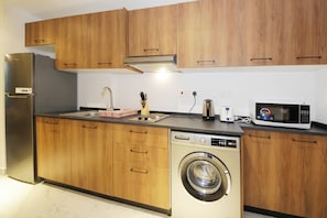 Estúdio, vista para a cidade | Cozinha privada | Frigobar, micro-ondas, fogão, cooktop