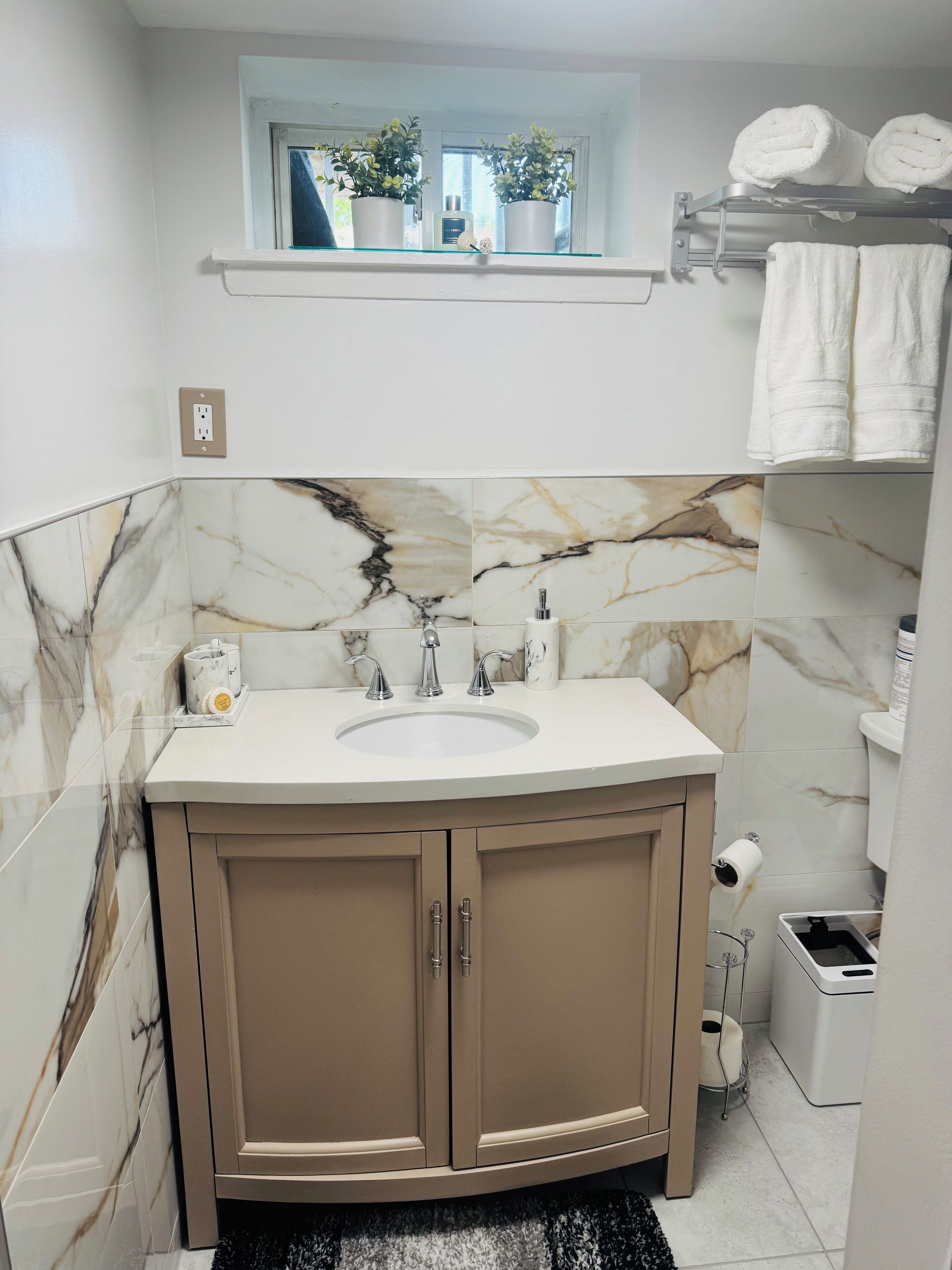 Haartrockner, Handtücher, Seife, Toilettenpapier