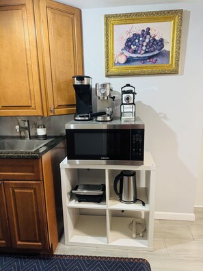 Réfrigérateur, micro-ondes, four, cafetière/bouilloire