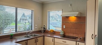 Cosy Beachside Getaway in Prime Location - Pet friendly.