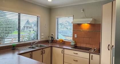 Cosy Beachside Getaway in Prime Location - Pet friendly.