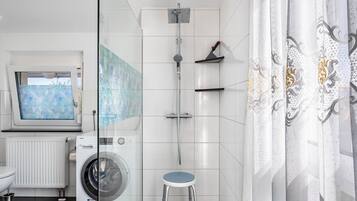 Ducha, secador de pelo, toallas