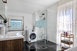 Regadera, secadora de cabello, toallas 