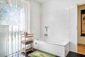 Dusche, Haartrockner, Handtücher