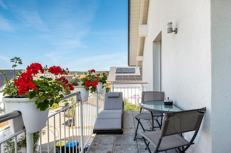 屋外ダイニングエリア. Apartment "Haus Rosengarten" with Balcony and Wi-Fi