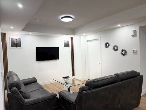 2 Bdrm Suite|TV| Wifi|Newly Built| 20 mins Airport