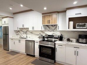 Jääkaappi, mikroaaltouuni, uuni, liesi