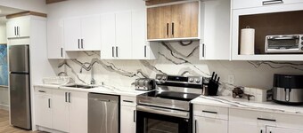 2 Bdrm Suite|TV| Wifi|Newly Built| 20 mins Airport