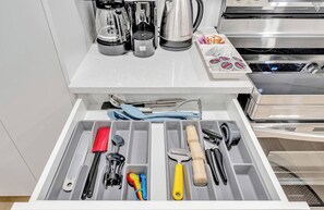 Een koelkast, een magnetron, een oven, een kookplaat