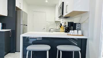 Jääkaappi, mikroaaltouuni, uuni, liesi