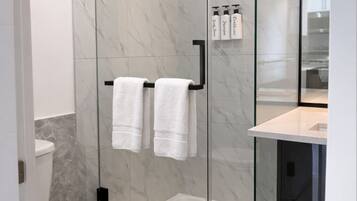 Sèche-cheveux, serviettes fournies