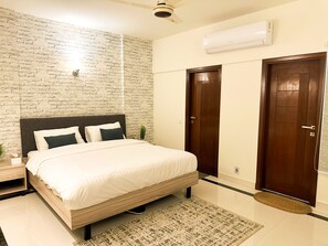 3 bedrooms, iron/ironing board, WiFi, bed sheets