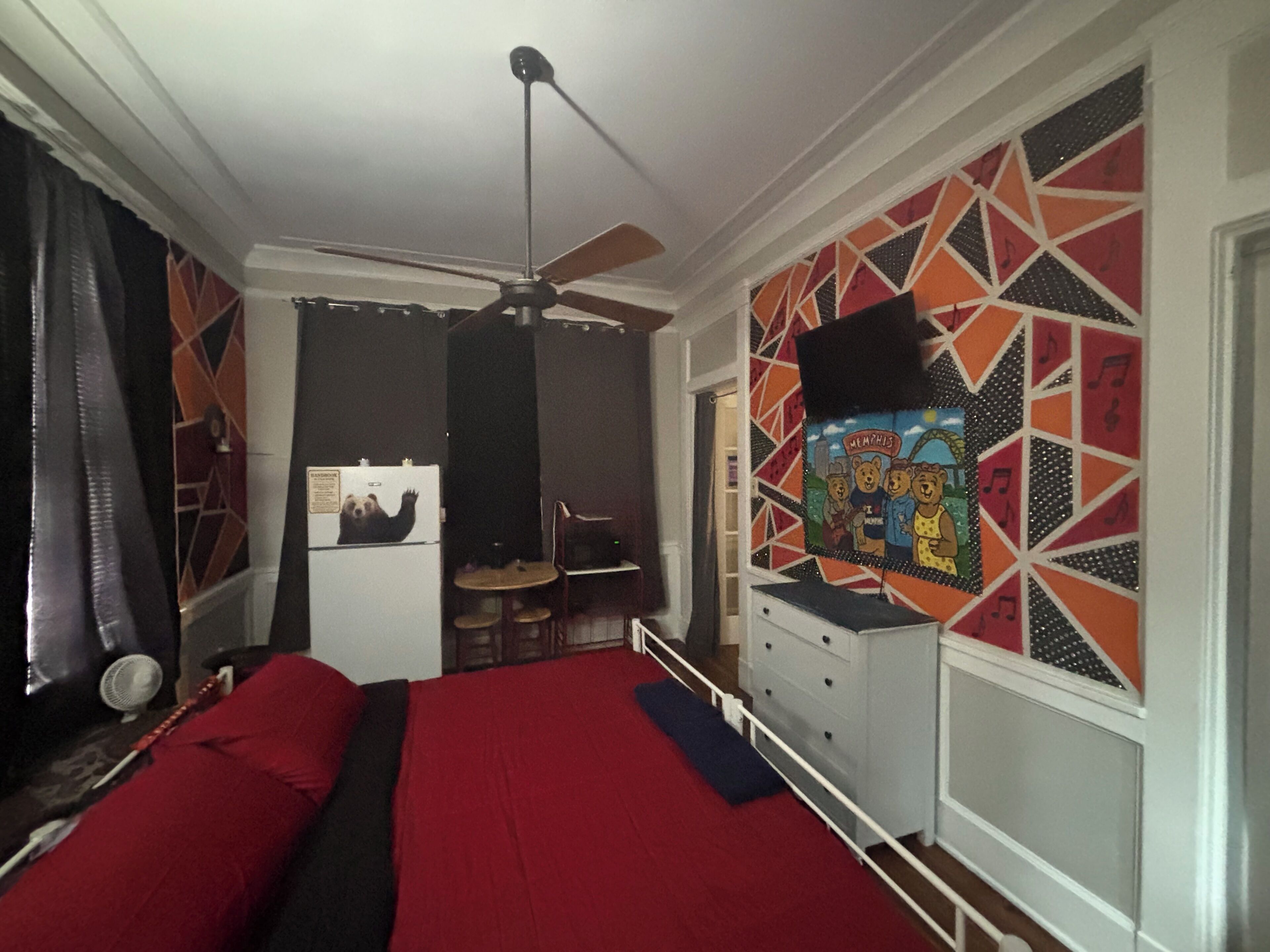 Ropa de cama de alta calidad y espacio para trabajar con laptop 