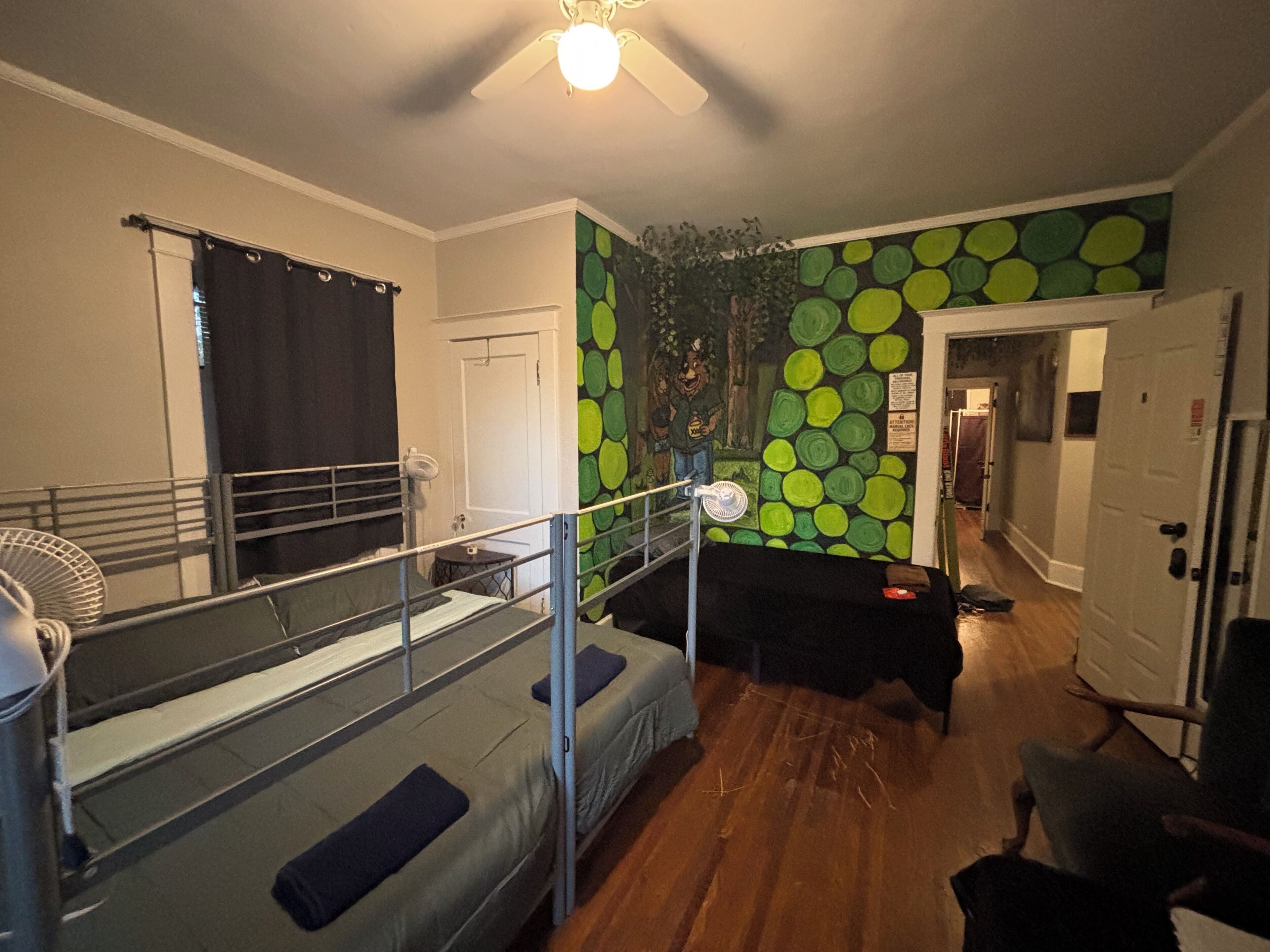 Ropa de cama de alta calidad y espacio para trabajar con laptop 