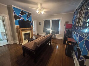 Studio Suite tiện nghi đơn giản | Khu phòng khách | Smart TV 40-inch có truyền hình kỹ thuật số, dịch vụ stream 