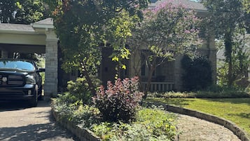 Vista frontal de la propiedad