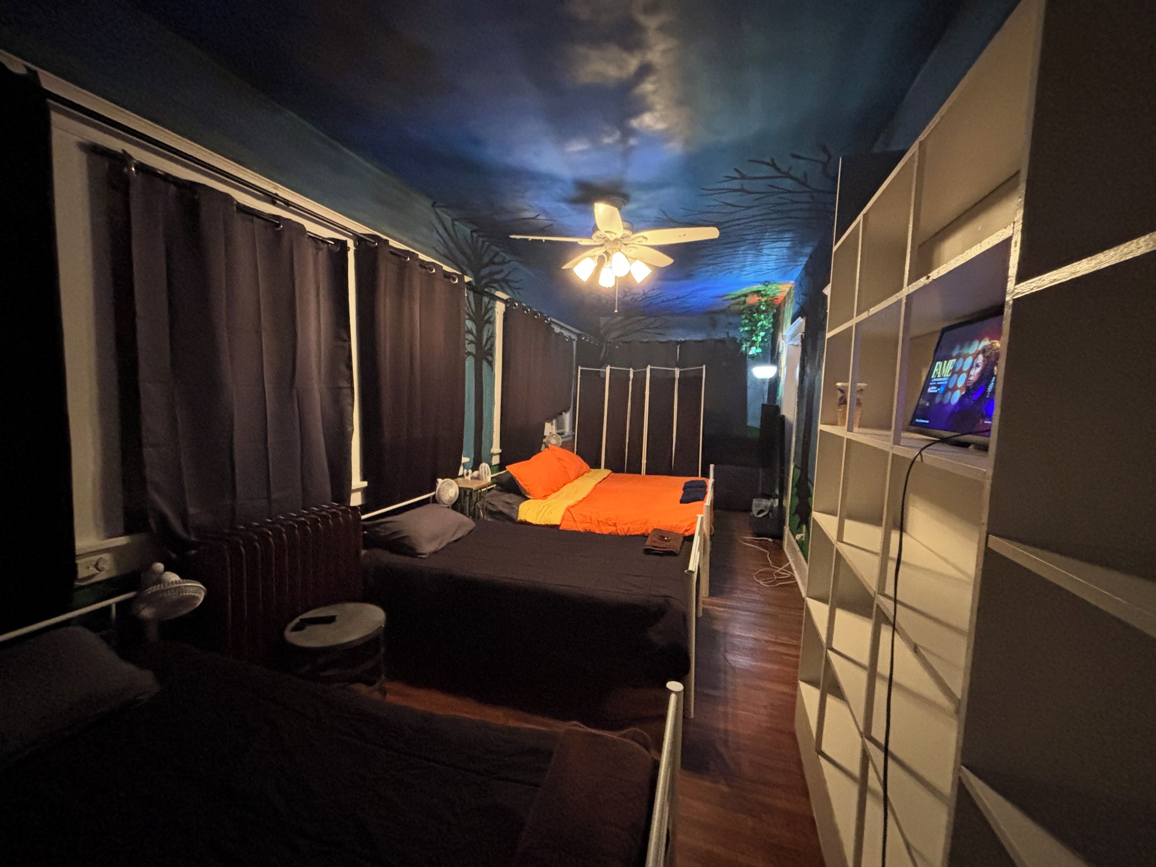 Ropa de cama de alta calidad y espacio para trabajar con laptop 