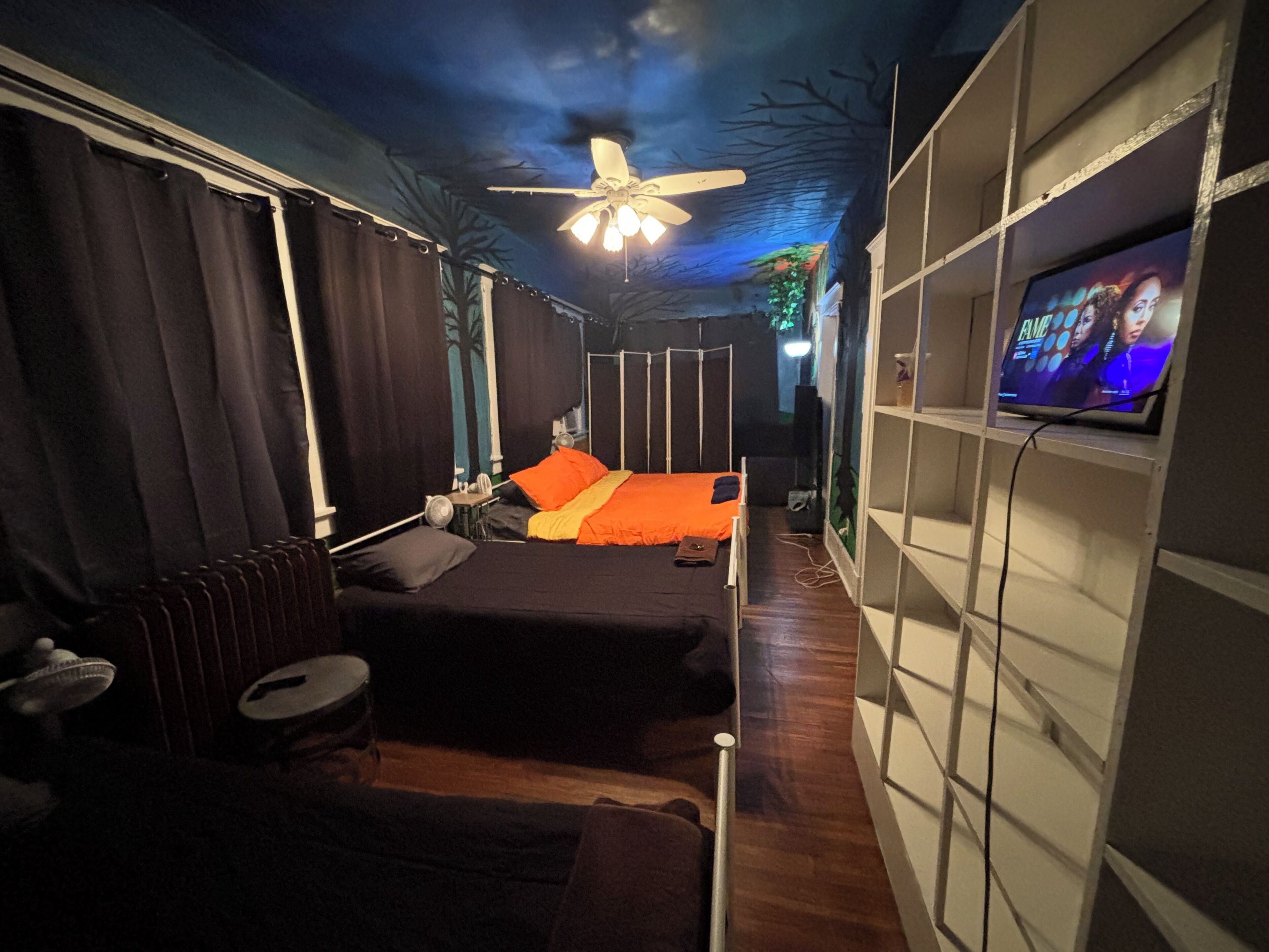 Ropa de cama de alta calidad y espacio para trabajar con laptop 