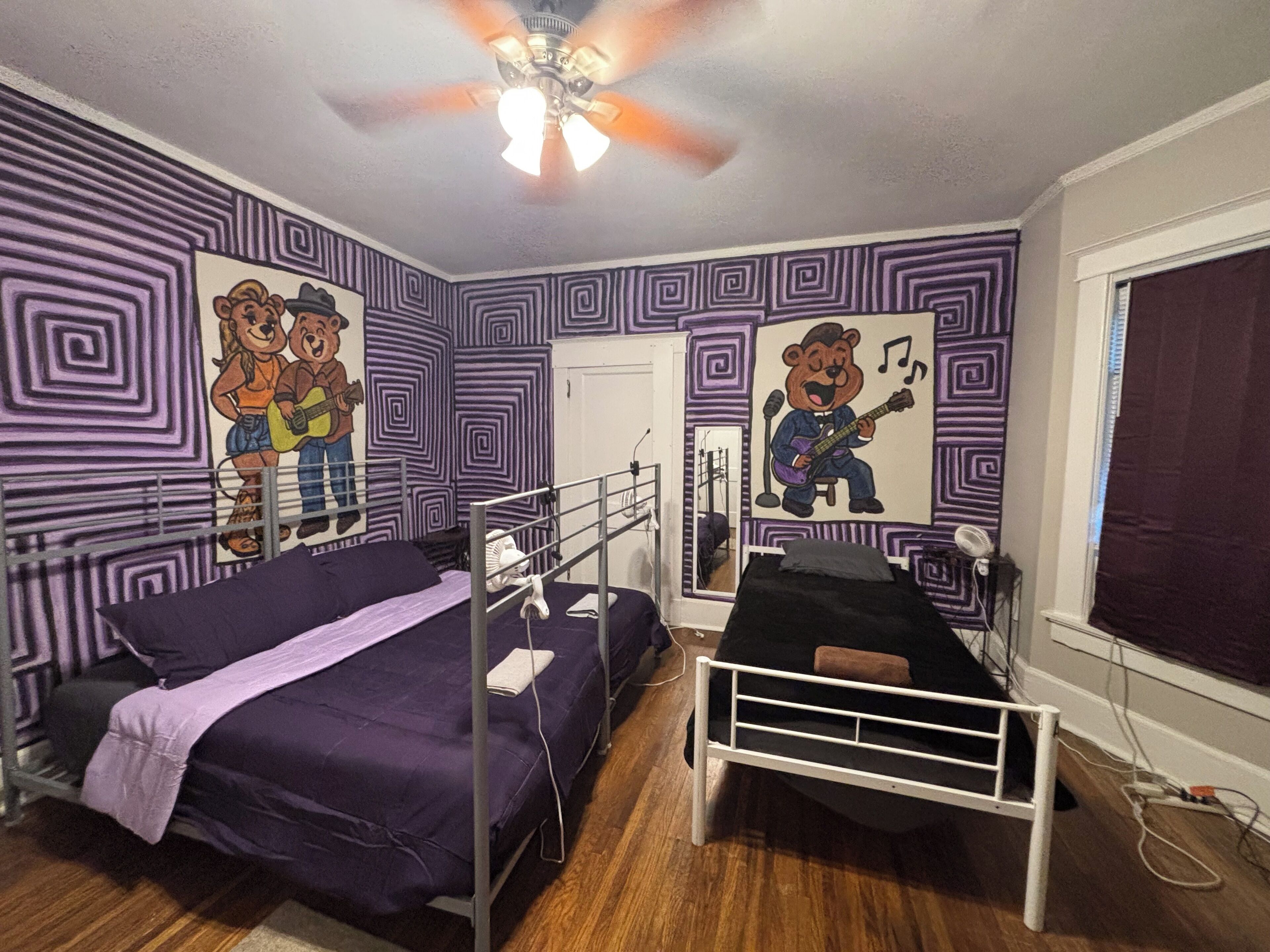 Ropa de cama de alta calidad y espacio para trabajar con laptop 