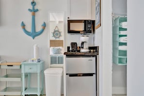 冰箱、微波炉、茶具/咖啡用具、烤面包机