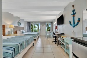 1 chambre, bureau, fer et planche à repasser, lit de bébé portatif