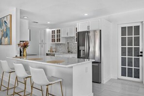 Fridge, microwave, oven, stovetop - Luxe 4BR Miami Pool&near Airport (Miami)