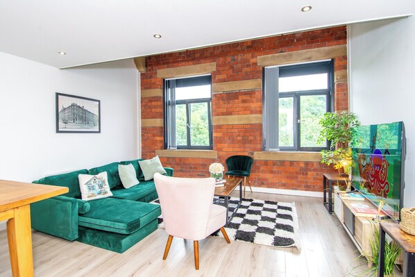 Living area - Apartment - Sleeps 4 - Parking - Workspace (Bradford)