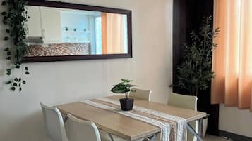Condo, 1 Bedroom, Accessible | Dining room