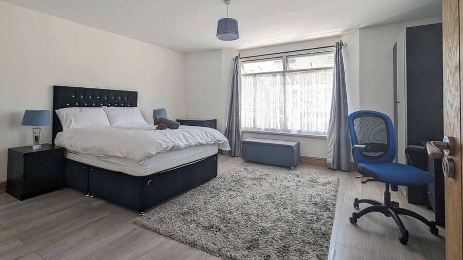 Family-sized Comfort - Walk to Lake & City Centre