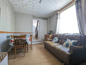 Living room - Family-sized Comfort - Walk to Lake & City Centre (Cardiff)