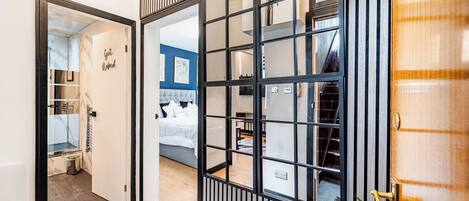 1 habitación, tabla de planchar con plancha, wifi gratis y ropa de cama