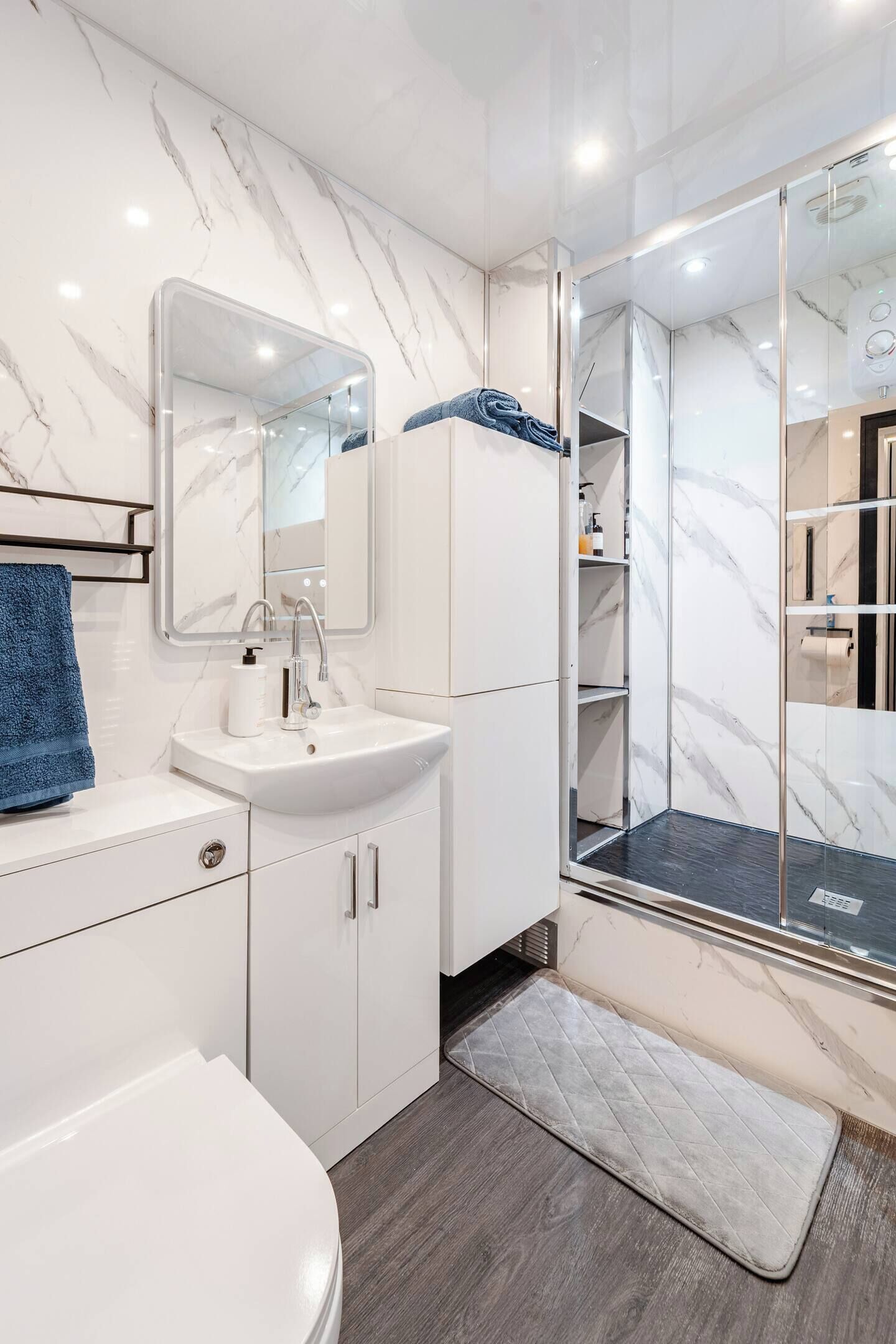 Douche, sèche-cheveux, serviettes fournies, savon