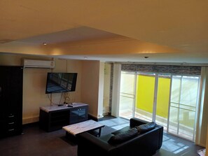 Apartment, 1 Bedroom, Smoking, Patio | Living room