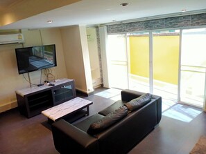 Apartment, 1 Bedroom, Smoking, Patio | Living room