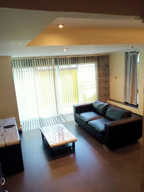 Apartment, 1 Bedroom, Smoking, Patio | Living room