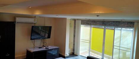 Apartment, 1 Bedroom, Smoking, Patio | Living room