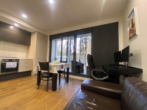 Smart TV, books, computer monitors - Entire Rental Apartment in West Melbourne (West Melbourne)