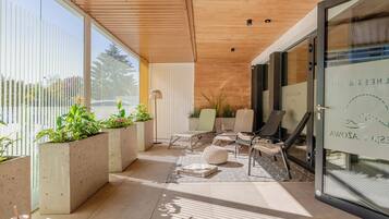 Una bañera de hidromasaje, baño turco, masajes