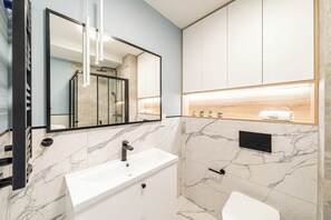 Deluxe-Apartment, Kochnische, am Strand | Badezimmer