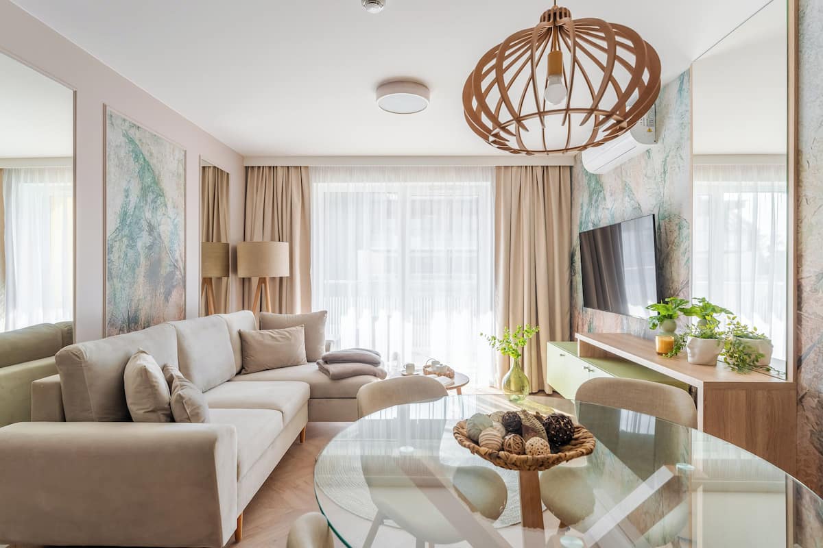 Deluxe-Apartment, Kochnische, am Strand | Laptopgeeigneter Arbeitsplatz, Verdunkelungsvorhänge