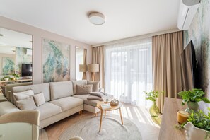 Deluxe-Apartment, Kochnische, am Strand | Laptopgeeigneter Arbeitsplatz, Verdunkelungsvorhänge