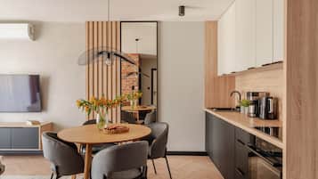 Departamento Deluxe, cocineta, junto a la playa | Espacio para trabajar con laptop y cortinas blackout