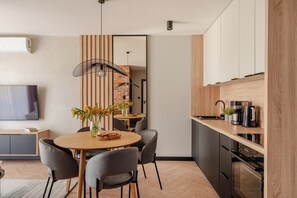 Deluxe appartement, kitchenette, langs het strand | Een laptopwerkplek, verduisterende gordijnen