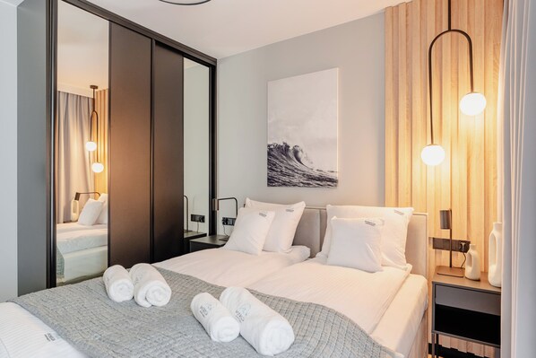 Deluxe-Apartment, Kochnische, am Strand | Laptopgeeigneter Arbeitsplatz, Verdunkelungsvorhänge