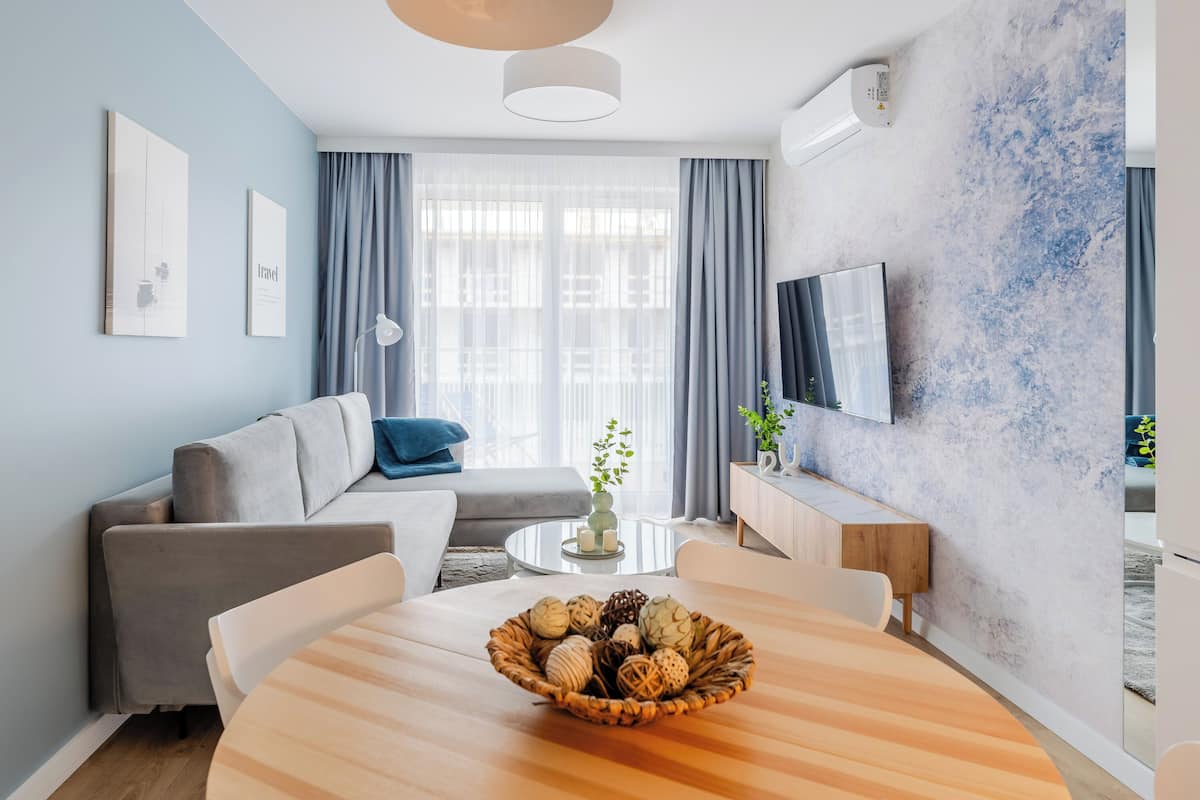 Deluxe-Apartment, Kochnische, am Strand | Laptopgeeigneter Arbeitsplatz, Verdunkelungsvorhänge